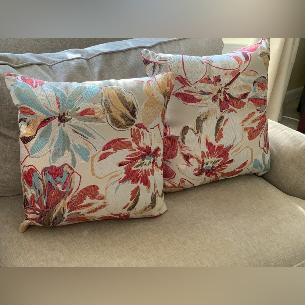 Boutique style floral pillow set